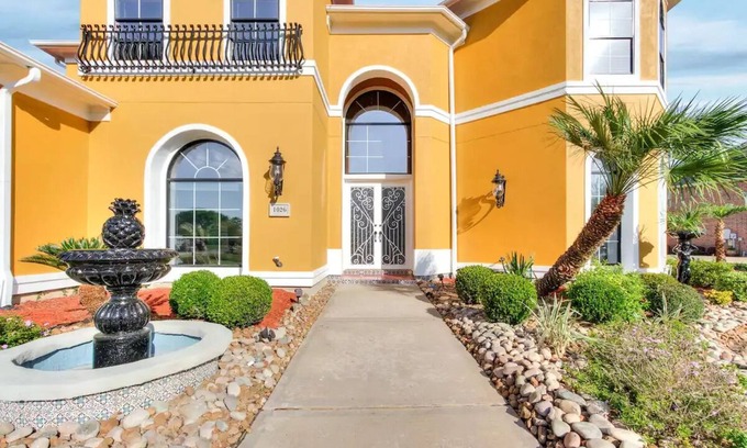 Richmond House | Mediterranean Villa by the Lake also for short or long term lease!