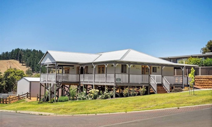 Nannup Cottage | Meeukany Hilltop Stunner in the Heart of Nannup