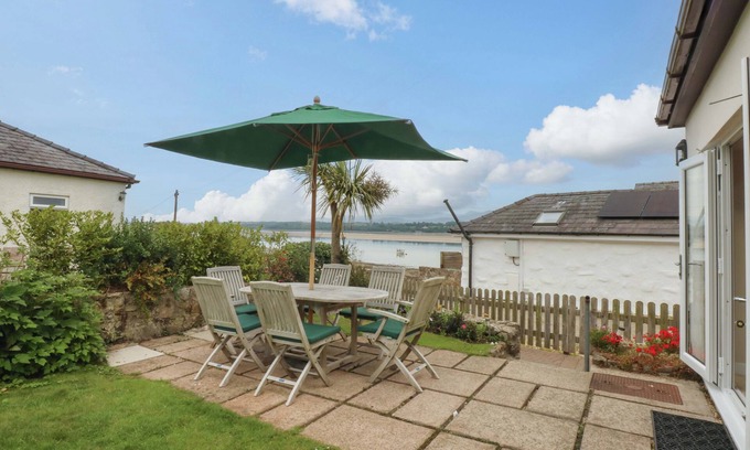 Llanfairpwllgwyngyll Cottage | MENAI COTTAGE, family friendly, with a garden in Brynsiencyn