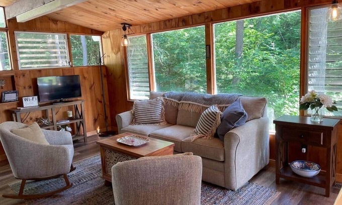 Meredith House | Meredith streamside cottage next to beach