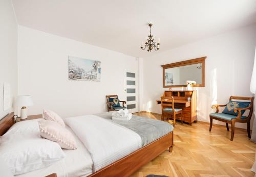 Targowek Apartment | Metro Zacisze Fausta House with Garden