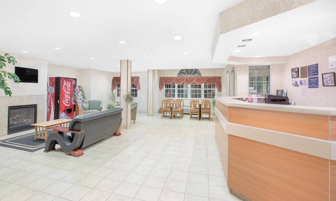 Colfax Hotel | Microtel Inn & Suites by Wyndham Colfax/Newton