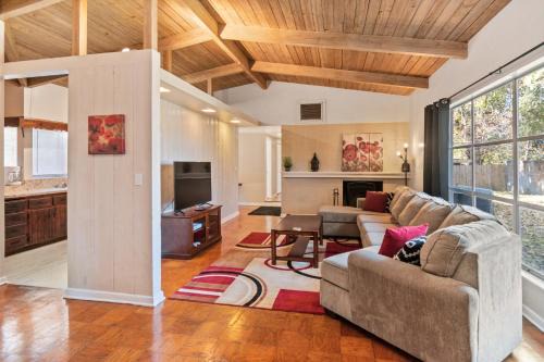 Gainesville House | Mid-century Home 2 miles to UF, Downtown, and Shands Plus Walk to Coffee Culture, Planet Fitness and Alfred A Ring Park