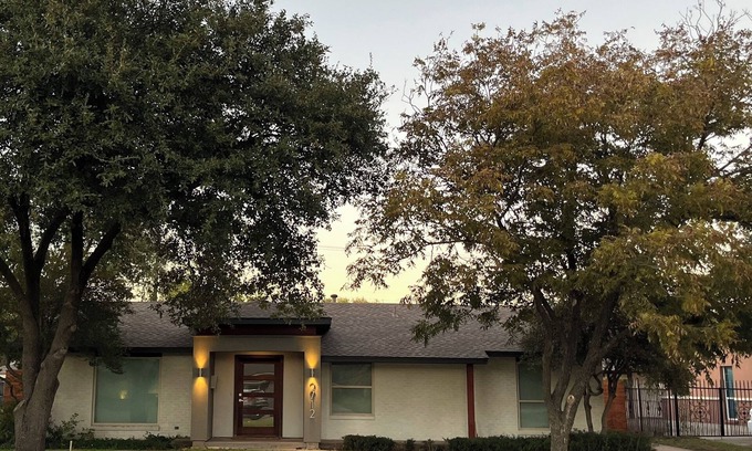 Dallas House | Mid Century Modern Home with Pool GREAT for EVENTS and LOW KEY Party Parties
