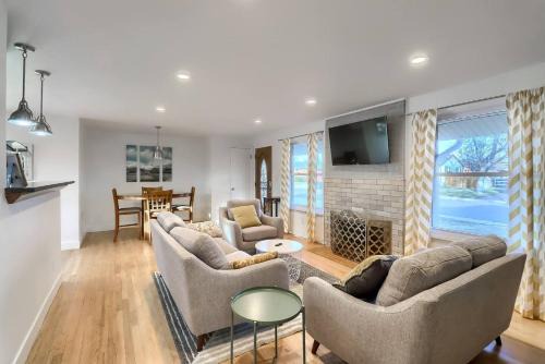 Littleton House | Mid-mod Home 3 Baths 2 Living Rms Yard