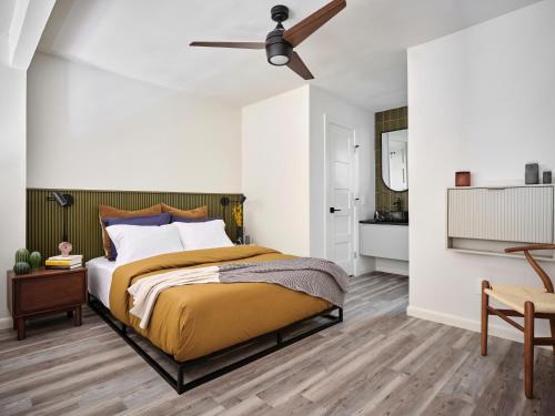 St. Edwards Apartment | Midcentury Couples Designer Loft - Casa Tuya