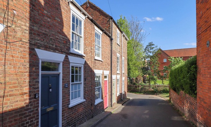 Louth Cottage | MIDDLE COTTAGE, pet friendly, with a garden in Louth