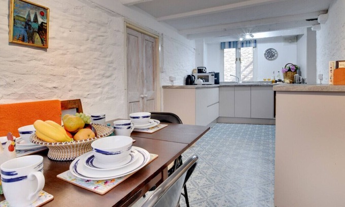 Totnes House | Middle Cottage - Three Bedroom House, Sleeps 6