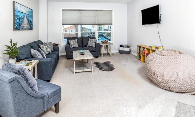 Tudor Area House | Midtown Anchorage Basecamp Condo A