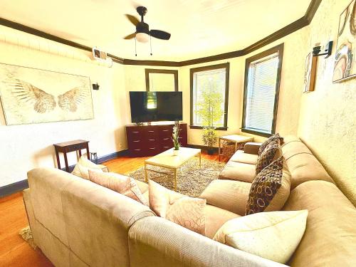 Gage Park Apartment | Midway Hideaway -Cozy 1BR- parking