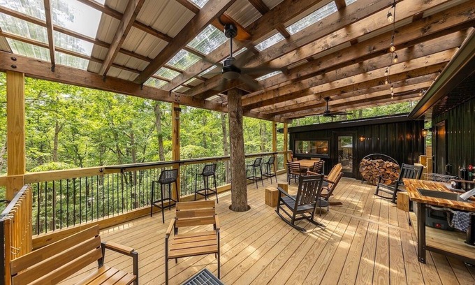 Springfield Cabin | Milam Ridge: Modern Cabin Escape. Hot Tub, Covered Deck, Fire Pit