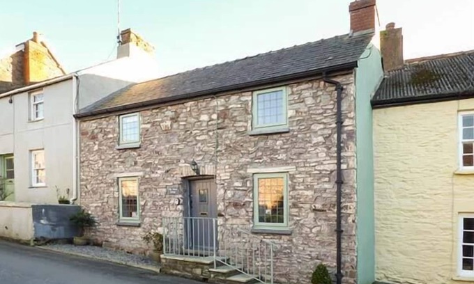 Laugharne Cottage | MILK WOOD COTTAGE, pet friendly, with open fire in Laugharne