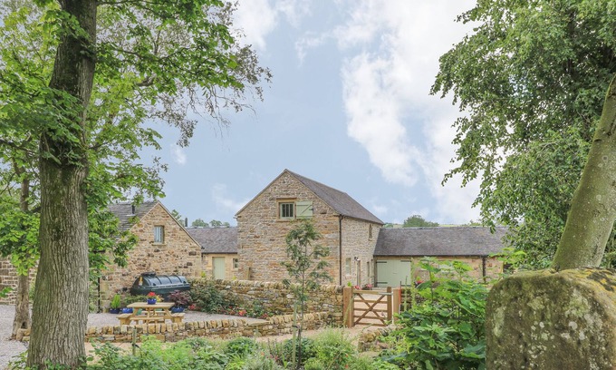 Longnor House | MILKING PARLOUR, pet friendly, with open fire in Longnor
