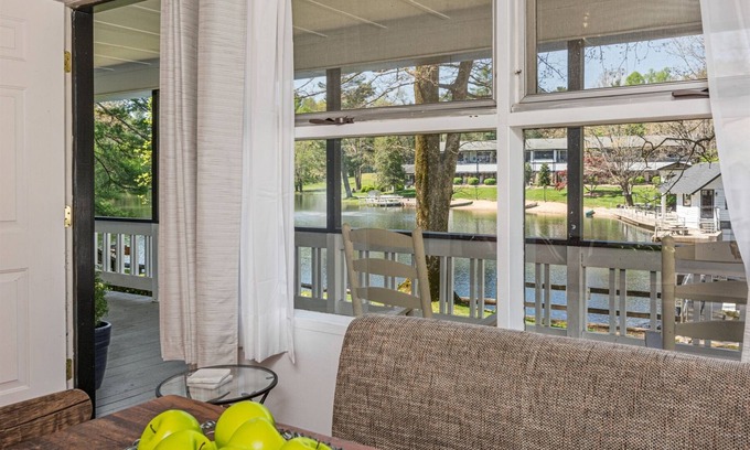 Flat Rock Condo | Mill House Lodge Penthouse on the lake