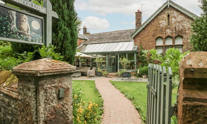 Newton in Furness House | MILLWOOD LODGE, pet friendly, with open fire in Barrow-In-Furness