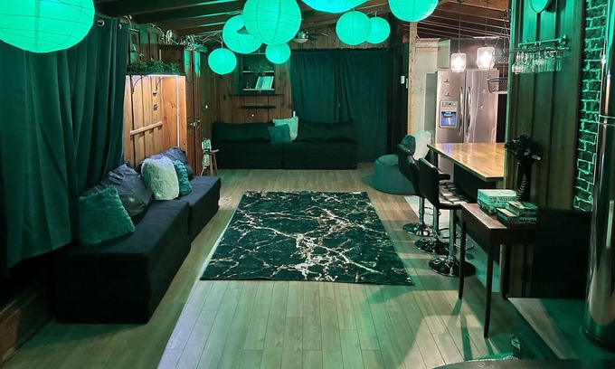 Sainte-Marthe-sur-le-Lac Ski Chalet | Mini Chalet INSTAGRAM @13lacksheep
