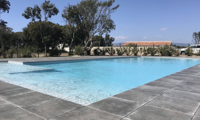 Bonifacio Condo | Mini villa the top of bonifacio with heated pool