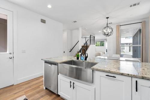 University Hills and Windsor Park House | Mins to Downtown- Formula 1 - ACL