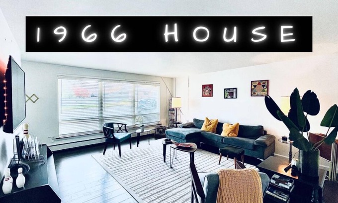 Green Bay House | ๐ Minutes from Lambeau 5 bdrms Heated Garage Home Theatre Game Room