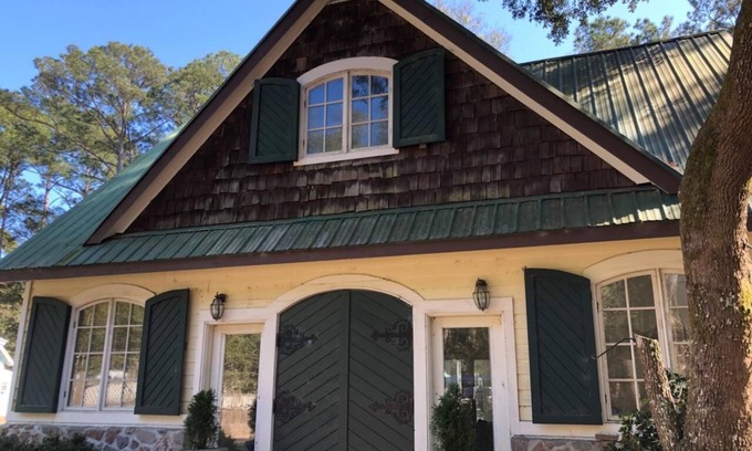Daufuskie Island House | Minutes from the beach, with indoor hot tub