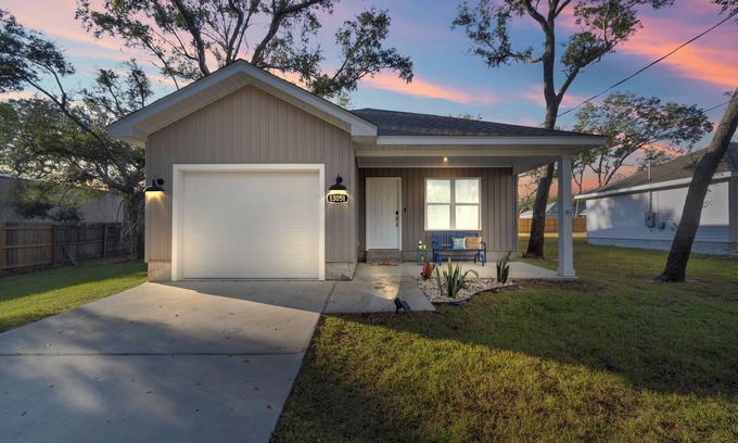 Ono Island House | Minutes to FL&AL beaches, NAS & Downtown! Owner managed~Large backyard~Stocked!