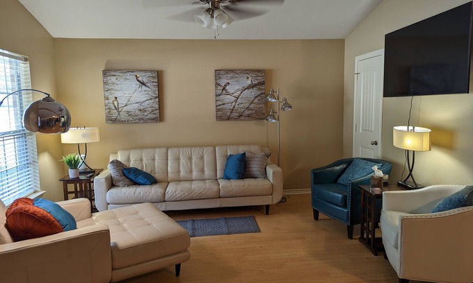 Frankston House | Minutes to Lake Palestine or Pine Dunes Golf Course sleeps 6 & allows pets