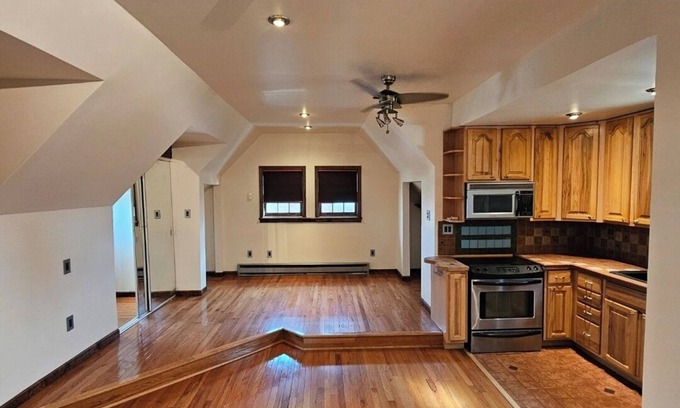 Glasco Apartment | Minutes to Saugerties & HITS Horse show. nAbove garage w/own private entrance.