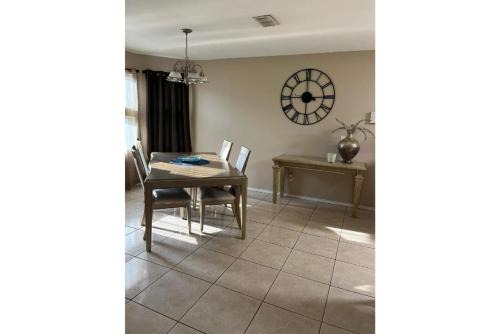 Pharr House | Minutes to Shopping, Dining and Fun Family Stay - Sleeps 6