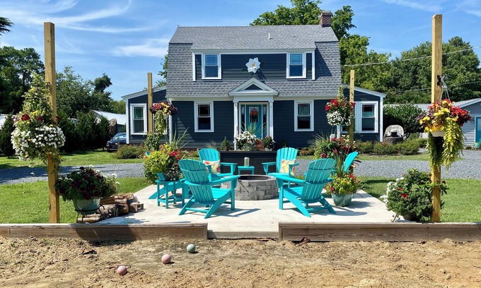 Kings Creek Landing House | Minutes to the BEACH! Boat friendly, fire pit, bocci & large yard for famly fun!