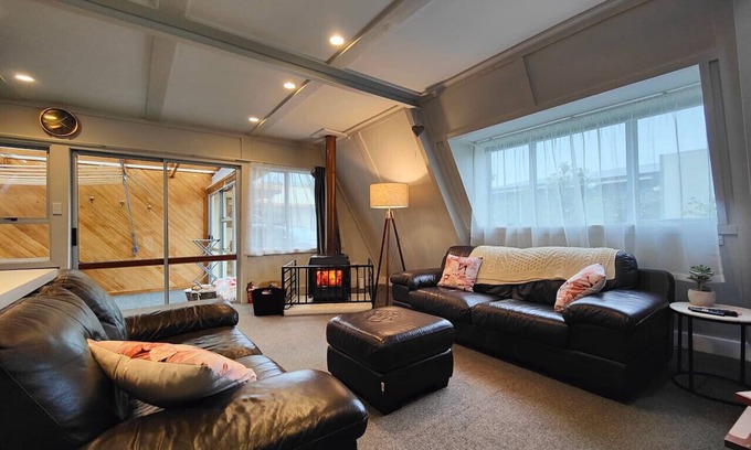 Te Anau House | Misty Mountain Retreat