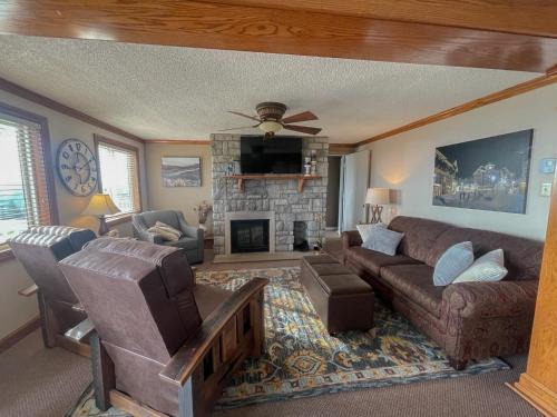 Snowshoe House | ML148 Corner Unit Fireplace WiFi Parking Connects To ML150 Rented Separately