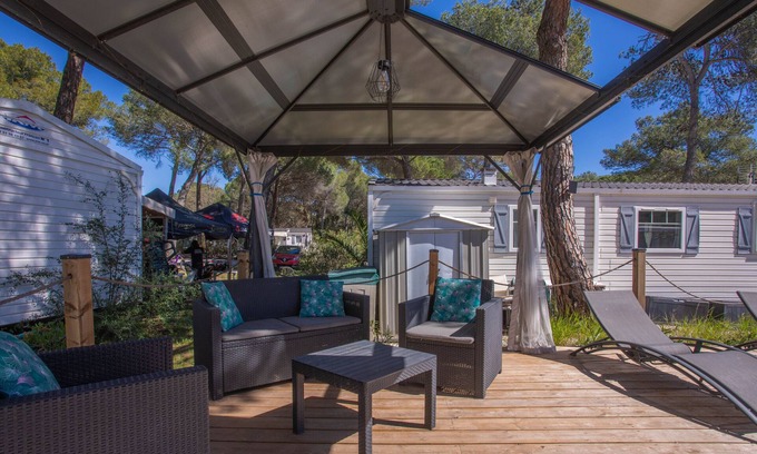 Puget-sur-Argens RV Rental | Mobil Home Vacances with Shared Pool, Private Terrace and Wi-Fi