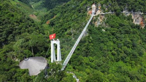 Moc Chau Hotel | Moc Chau Island - Bach Long Glass Bridge