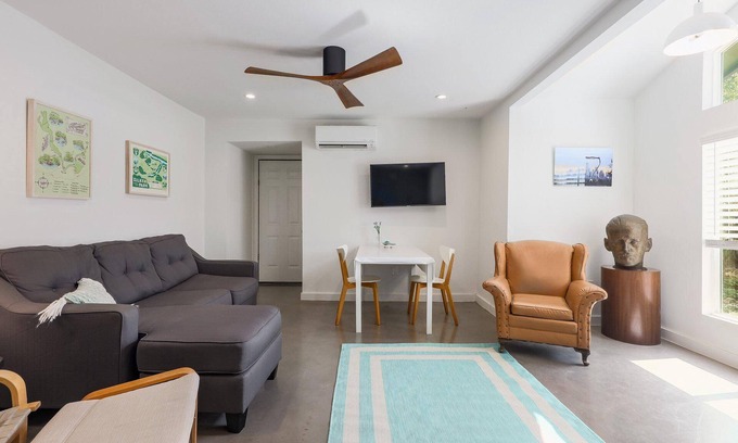 Barton Hills Apartment | Modern 1-bed, kitchen, queen, TV, WiFi.