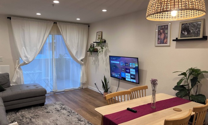 Lacy Condo | Modern 1-bedroom condo in downtown Santa Ana with AC, Disneyland 15 minutes away