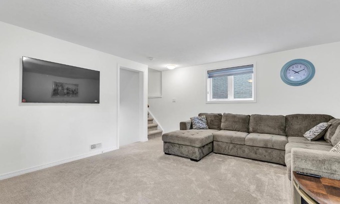 Cambridge Apartment | Modern 1 Bedroom + Den in Cambridge