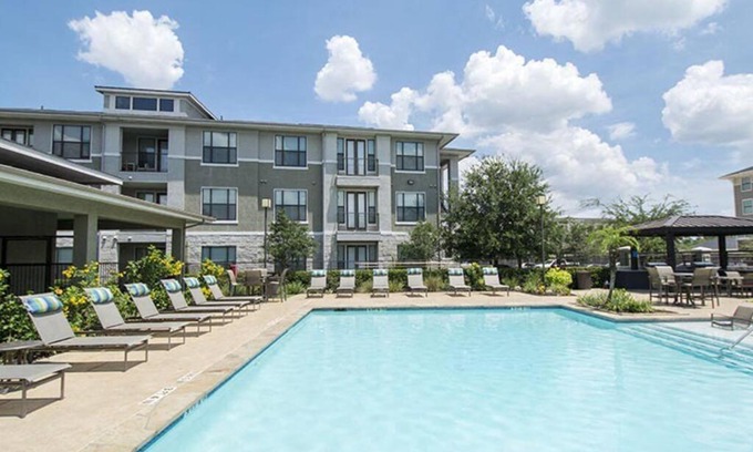 South Main Apartment | Modern 1 BR Suite + Comfy KING bed + Pool + Gym