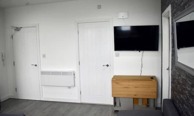 Aston Apartment | Modern 2 Bed Flat | Free Parking | Weekly Discount