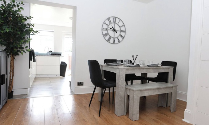 Enfield Highway House | Modern 2 bed house in Enfield with private driveway parking
