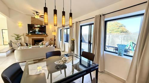 San Antonio Tlayacapan House | Modern 2 Bed Retreat in Ajijic - Unbeatable Location -Patio-Gym-Pickleball Court