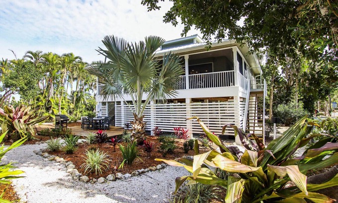 Captiva House | Modern 2-Bedroom Retreat Steps from Captiva Beach