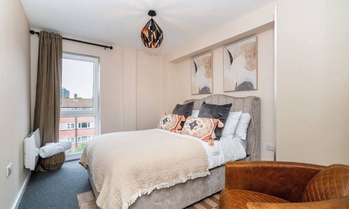 Trafford Apartment | Modern 2bed Manchester+ parking