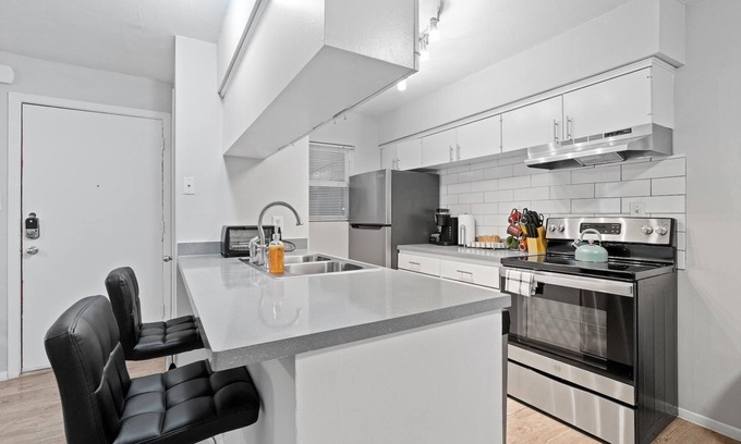North University Apartment | Modern 2BR Near UT Hyde Park Evonify