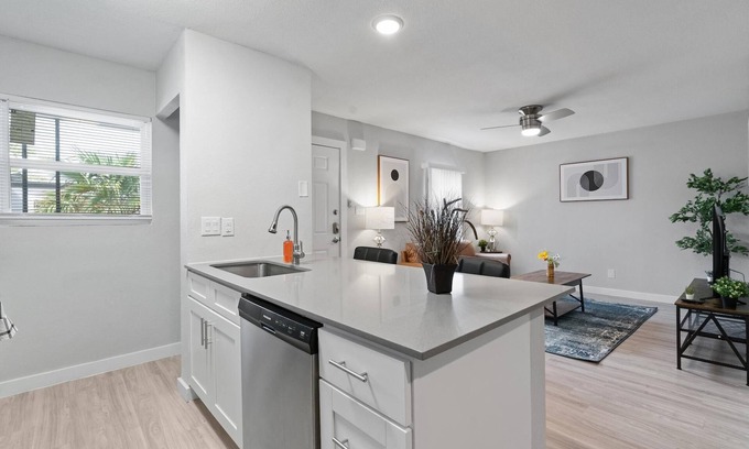 North University Apartment | Modern 2BR Near UT Hyde Park Evonify