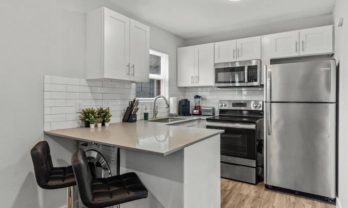 Hyde Park Apartment | Modern 2BR Near UT | Hyde Park | Evonify 7378