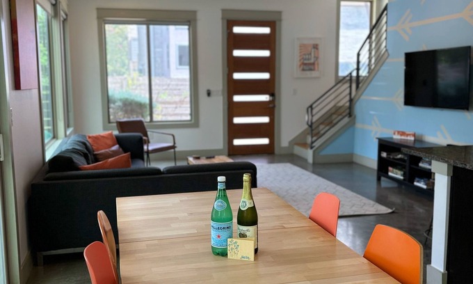 East Cesar Chavez House | Modern 3/2 Home in East Austin - Walk Downtown/Rainey St! Great for groups!