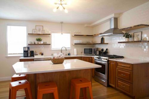 Federal Hill Apartment | Modern 3 bed close to downtown- parking available