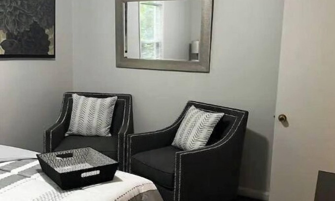 Oak Park House | Modern 3 bedroom in the center of it all!