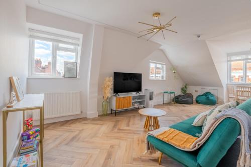 South Harrow Apartment | Modern 3BR Apartment Family Comfort & Style