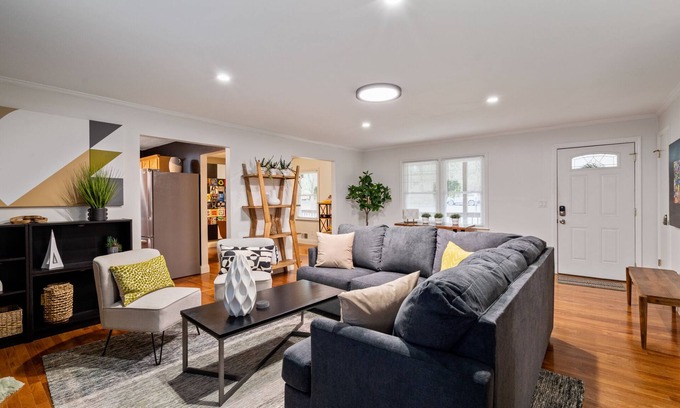 Woodstock House | Modern 3BR Ranch - Save 10% Weekly, 15% Monthly